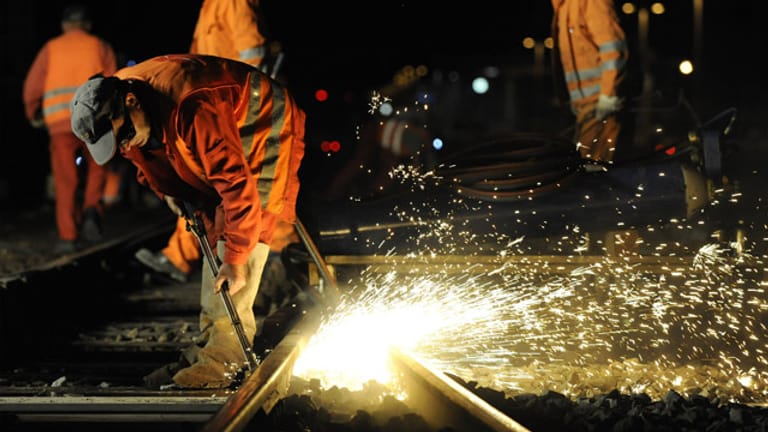 Gleisarbeiter müssen auch in der Nacht Schienen ausbessern