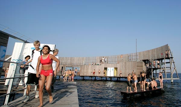 Dieses Schwimmbad hat so gar nichts mit den typischen öffentlichen Bädern zu tun. In der Baltischen See vor Kopenhagen liegt das "Kastrup Søbad", ein hölzerner Kreis, zu dem ein Steg führt. Hier können Besucher ein Bad im Meer nehmen.