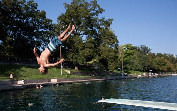 Natürliche Quellen speisen den "Barton Springs Pool" in Austin, Texas. Früher waren diese Quellen für die amerikanischen Ureinwohner heilig, da sie an eine heilende Wirkung des Wassers glaubten. Ein Sprung ins kühle Nass sollte verjüngern. Heute ist das Schwimmbad umgeben von wunderbar idyllischen Eichen und Pekannussbäumen und dem Zilker Metropolitan Park.