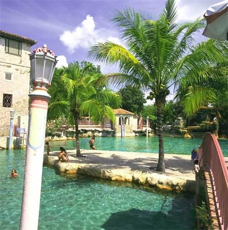 Der "Coral Gables Venetian Pool" in Florida ist handgefertigt, jadegrün und erinnert an eine Lagune. Jeden Abend wird das seit 1924 bestehende Schwimmbad geleert und erneut gefüllt.