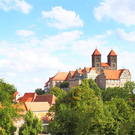 In Quedlinburg am Rand des Harzes sorgen 1300 gut erhaltene Fachwerkbauten aus dem 14. bis 19. Jahrhundert für eine einmalige Atmosphäre. Schlossberg und Münzenberg, Altstadt und historische Neustadt bilden ein Gesamtkunstwerk von seltener Geschlossenheit - das sah auch die Unesco so und verlieh der einstigen Königspfalz den Titel Welterbe.