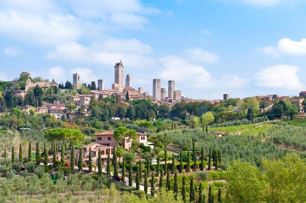 Seine mittelalterlichen Geschlechtertürme haben den Ort San Gimignano berühmt gemacht. 72 ragten einst in den Himmel, heute stehen noch 15 und sorgen für die unverwechselbare Silhouette der Stadt im Herzen der Toskana.