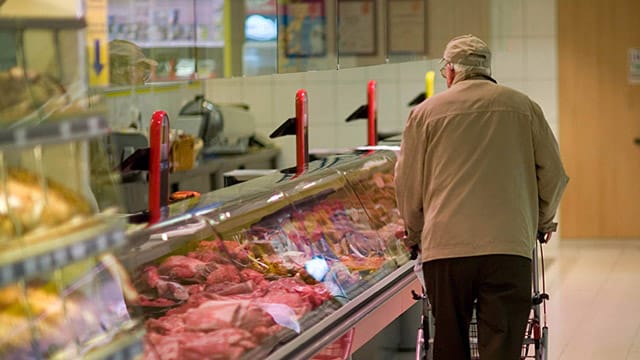 Rentner im Westen können sich heute von ihren Bezügen fast zwölf Prozent weniger leisten als noch vor neun Jahren