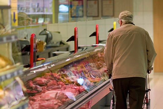 Rentner im Westen können sich heute von ihren Bezügen fast zwölf Prozent weniger leisten als noch vor neun Jahren