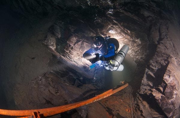 In manchen Bereichen wirkt das Wasser fast transparent. Die engen, geschlossenen Stollen und Hallen bleiben ausgebildeten Höhlentauchern vorbehalten.