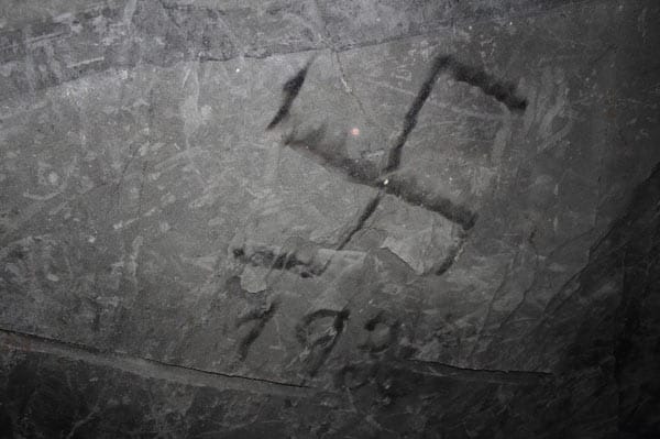Manche Wandbemalung zeugt von der politischen Gesinnung vergangener Zeiten: Unter dem Hakenkreuz steht die Jahreszahl 1938.