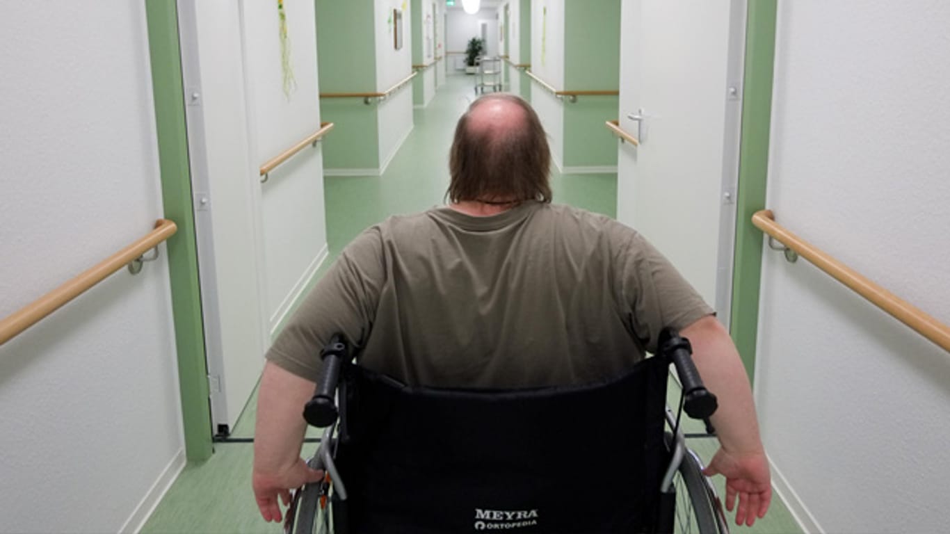 Heimbewohner Kurt Drewko fährt mit seinem Rollstuhl durch das Pflegeheim APE in Hannover.