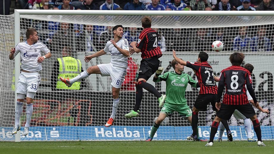 Sind Standard-Gegentore bei Schalke bald Geschichte? Hier trifft Frankfurts Marco Russ im April 2013 nach einer Ecke per Kopf.