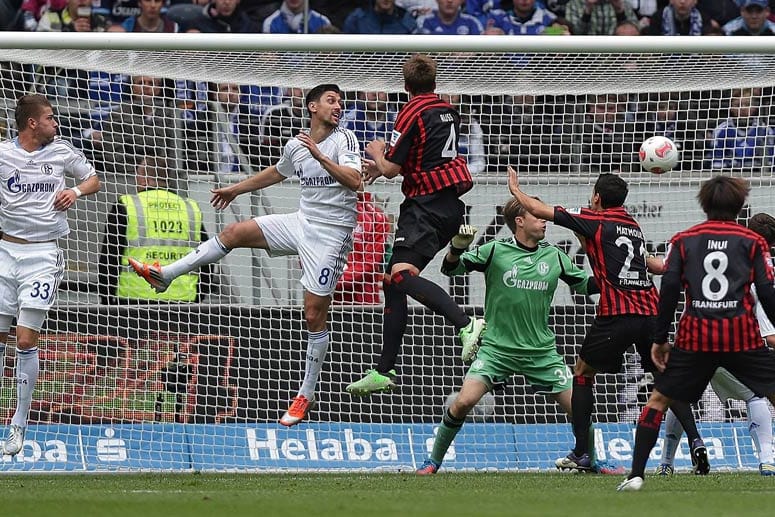 Sind Standard-Gegentore bei Schalke bald Geschichte? Hier trifft Frankfurts Marco Russ im April 2013 nach einer Ecke per Kopf.