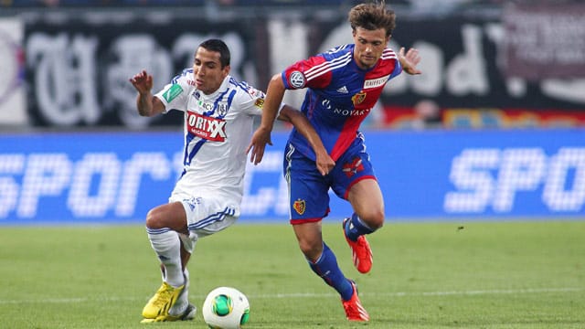Valentin Stocker (re.) setzt sich gegen Yannis Tafer vom FC Lausanne durch. Valentin Stocker (re.) setzt sich gegen Yannis Tafer vom FC Lausanne durch.
