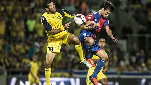 Valentin Stocker (r.) vom FC Basel im Luftduell mit Eytan Tibi von Maccabi Tel Aviv.