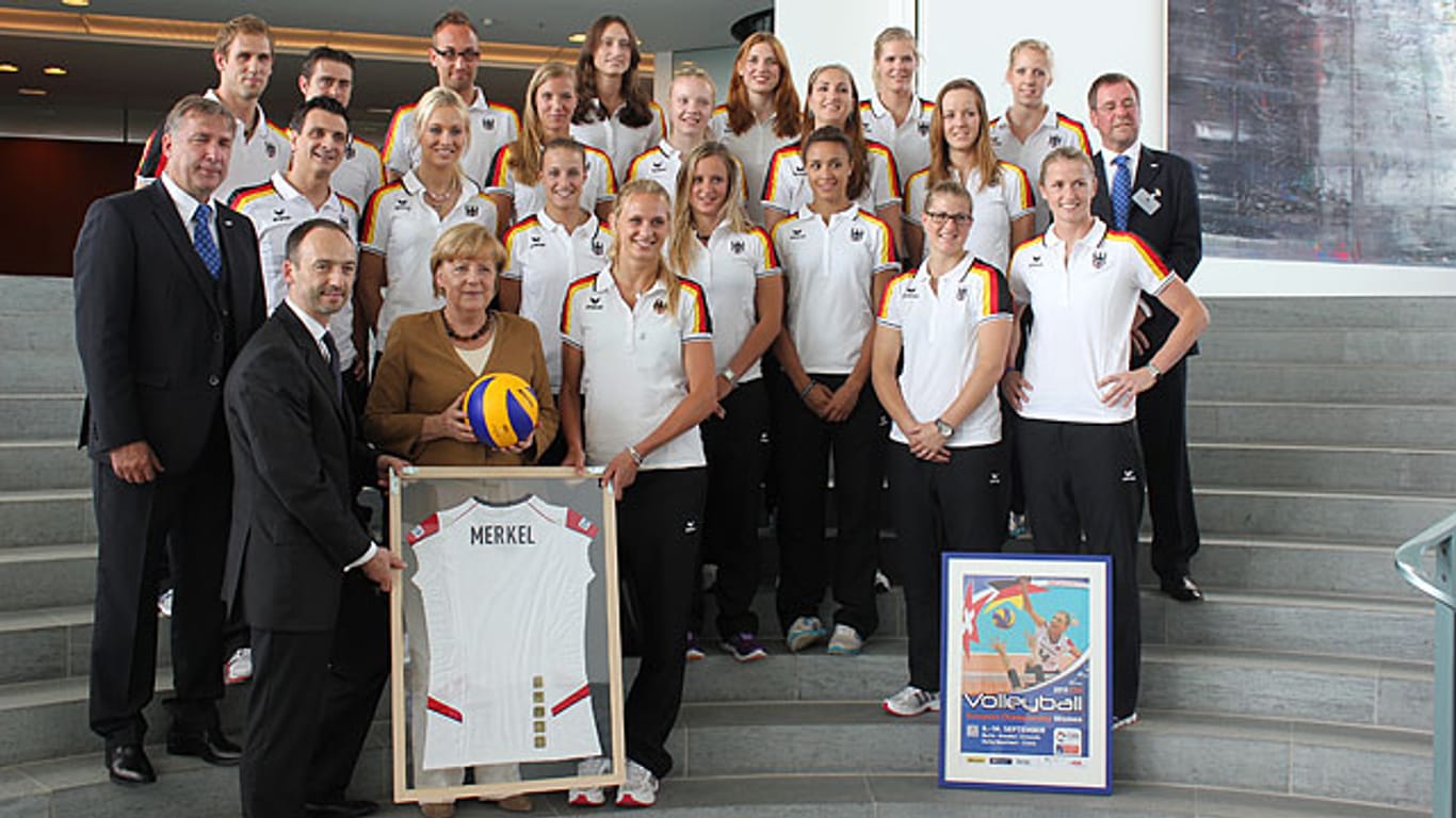 Volleyball-EM 2013: Angela Merkel und die deutsche Nationalmannschaft.