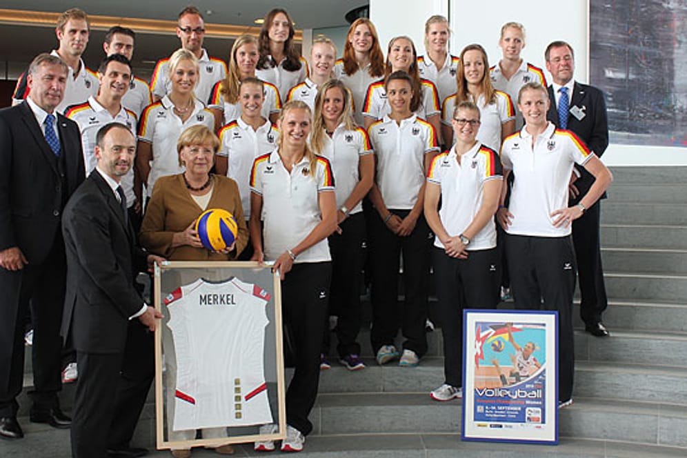 Volleyball-EM 2013: Angela Merkel und die deutsche Nationalmannschaft.