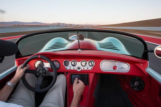 Lucra Cars: Rennwagen-Cockpit des LC470