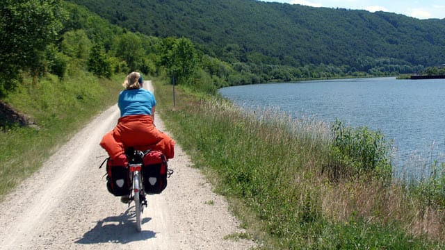 Radfahren an der Altmühl.