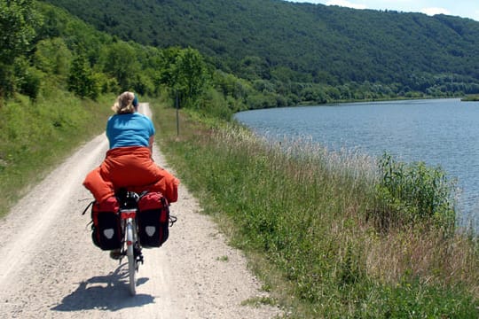 Radfahren an der Altmühl.