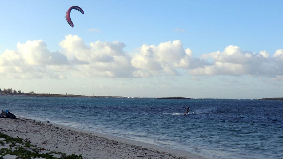 Die Saklava Bucht im Norden Madagaskars ist ein Geheimtipp unter Kitesurfern. Nur über eine Schotterpiste gelangt man zu dem kleinen Surfer-Paradies.