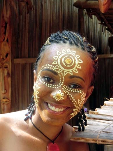 Madagassische Frauen tragen eine Gesichtsmaske auf, die die Haut vor Sonne schützen soll, aber auch als Schönheitssymbol gilt.