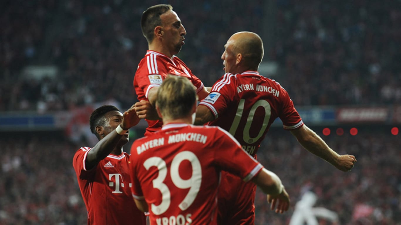 David Alaba, Franck Ribéry und Toni Kroos (v.li.) gratulieren dem Torschützen Arjen Robben.