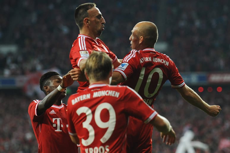 David Alaba, Franck Ribéry und Toni Kroos (v.li.) gratulieren dem Torschützen Arjen Robben.