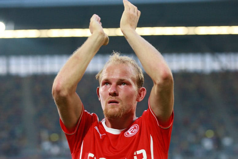 Tobias Levels bedankt sich bei den Fans für die aufmunternden Sprechchöre.