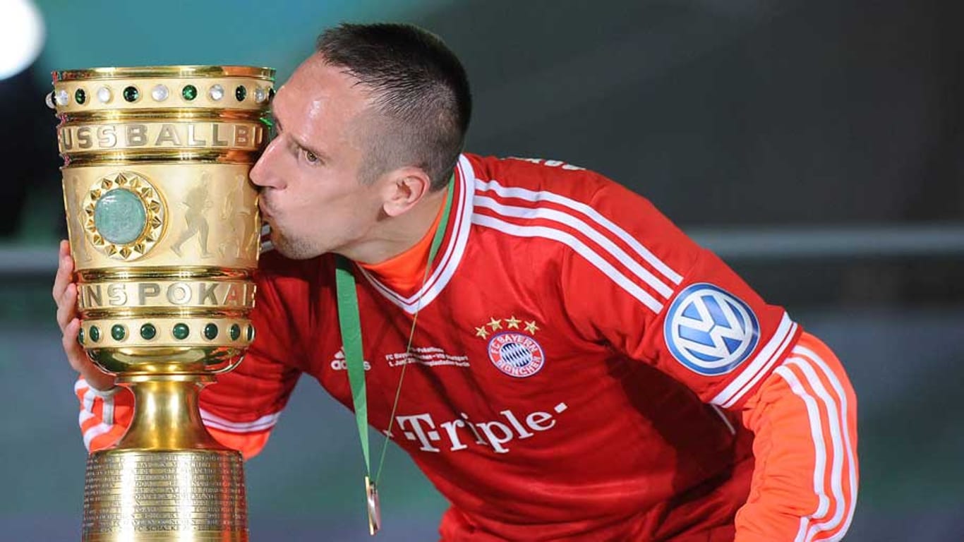 Franck Ribéry vom FC Bayern küsst den DFB-Pokal.