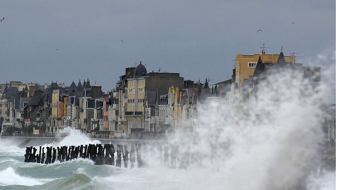 Wellen schlagen gegen die Mauer von Saint Malo.