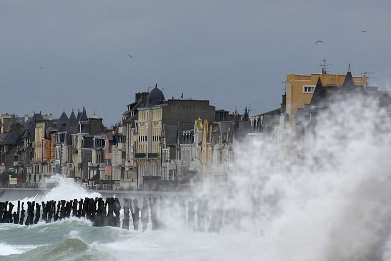 Wellen schlagen gegen die Mauer von Saint Malo.