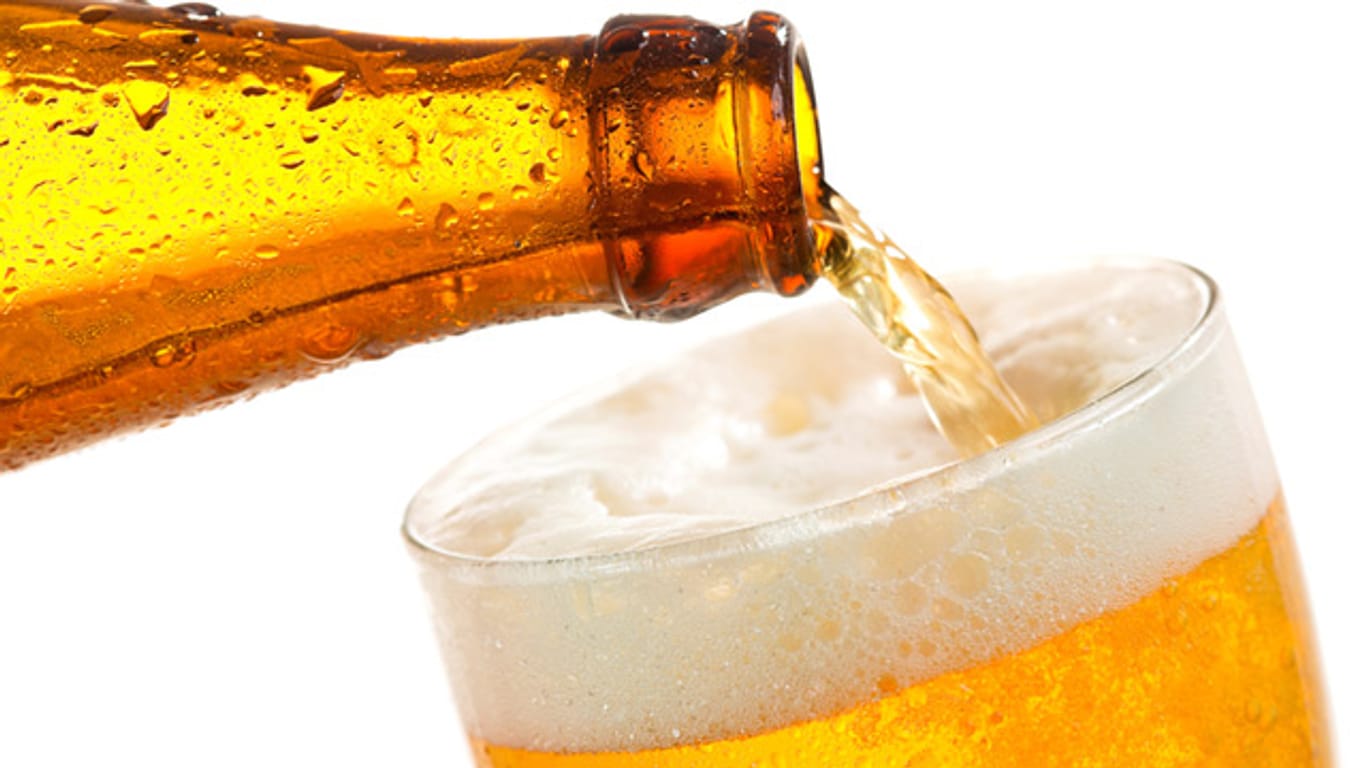 Bier: Um warmes Bier schnell kalt zu bekommen, benötigen Sie lediglich Salz, Wasser und Eis.