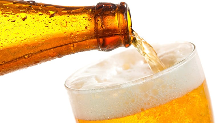 Bier: Um warmes Bier schnell kalt zu bekommen, benötigen Sie lediglich Salz, Wasser und Eis.