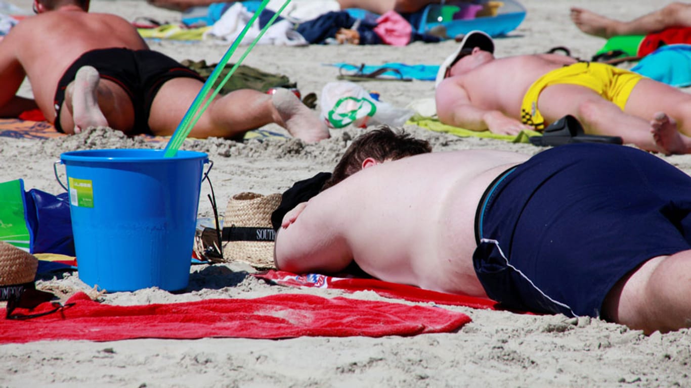 Viele Touristen beschweren sich über schlechte Manieren anderer Urlauber. Viele Touristen beschweren sich über schlechte Manieren anderer Urlauber.