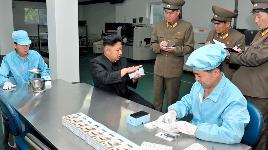 Machthaber Kim Jong Un im Kreis von Firmenmitarbeitern und Generälen.