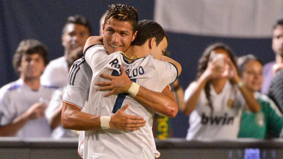 Real-Superstar Cristiano Ronaldo erwidert die Umarmung des 19-jährigen Flitzers Ronald Gjoka. Real-Superstar Cristiano Ronaldo erwidert die Umarmung des 19-jährigen Flitzers Ronald Gjoka.