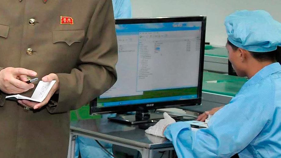 Nordkoreaner vor einem Bildschirm mit Windows XP