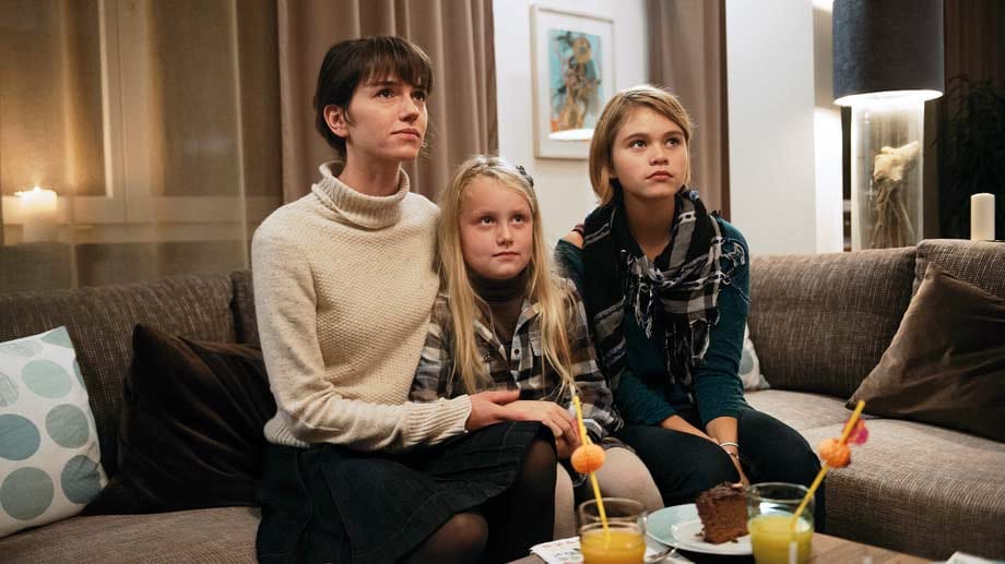 "Tatort: Geburtstagsfeier": Hier feiert die Familie Halter den 14. Geburtstag ihrer Tochter Amina (re.). Sarah Spale Bühlmann als Mutter und Ehefrau Ursula Halter zählt zu den bessren Darstellern des insgesamt eher durchschnittlichen Krimis. "Tatort: Geburtstagsfeier": Hier feiert die Familie Halter den 14. Geburtstag ihrer Tochter Amina (re.). Sarah Spale Bühlmann als Mutter und Ehefrau Ursula Halter zählt zu den bessren Darstellern des insgesamt eher durchschnittlichen Krimis.