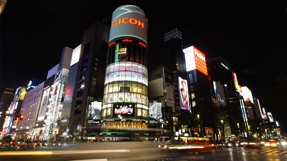 Im Shopping- und Vergnügungsviertel Ginza schlägt Tokios Puls.
