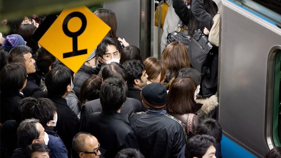 In Tokio zur Rush Hour U-Bahn fahren und von professionellen Drückern in die übervollen Waggons gequetscht zu werden, ist ein verzichtbares Abenteuer