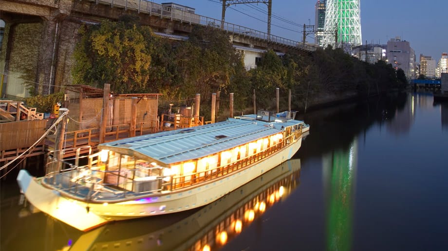 Bei einer Bootstour auf dem Sumida-Fluss zeigt sich Tokio mal aus einer anderen Perspektive.