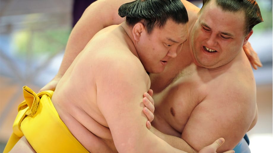 Ein Stück typisches Japan erleben Besucher bei einem Sumo-Ringkampf.