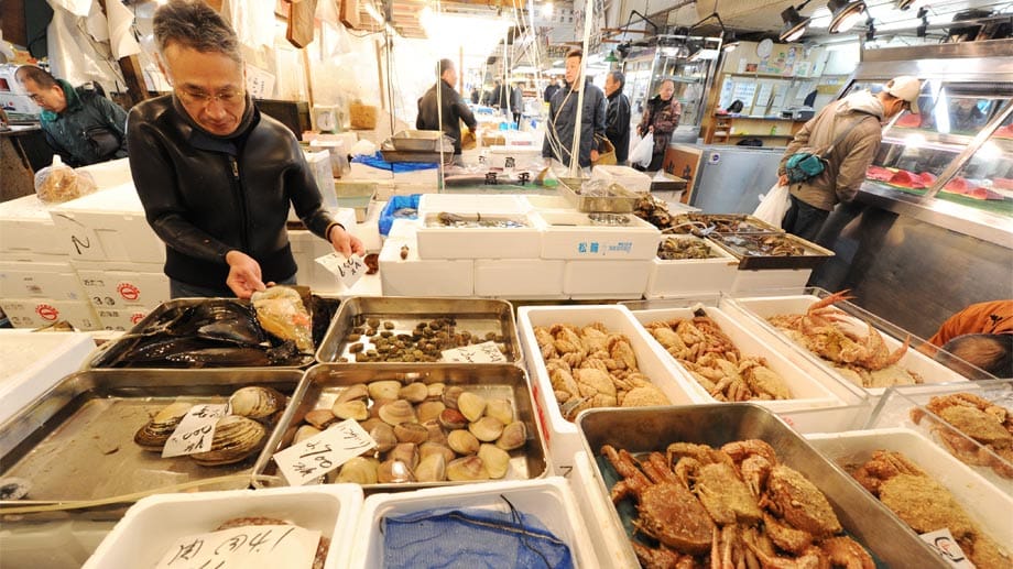 Der Tsukiji-Fischmarkt gehört zu den beliebtesten Touristenattraktionen der Hauptstadt.
