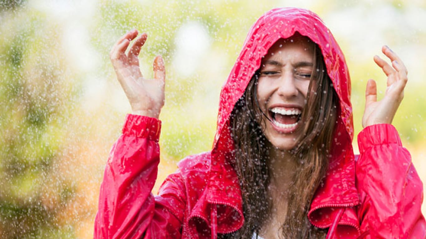 Mit der perfekten Regenjacke macht das Spazieren im Regen richtig Spaß