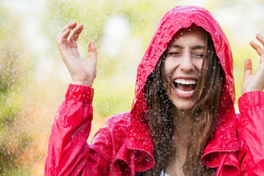 Mit der perfekten Regenjacke macht das Spazieren im Regen richtig Spaß