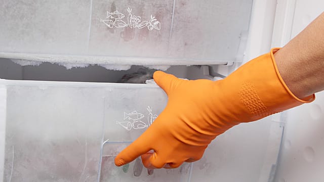 Kühlfächer: Mit ein paar Tricks lassen sich auch dicke Eisschichten ohne Überflutung entfernen.