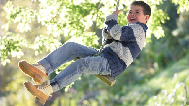 Schaukeln im Garten sind bei Kindern sehr beliebt