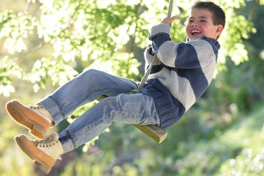 Schaukeln im Garten sind bei Kindern sehr beliebt