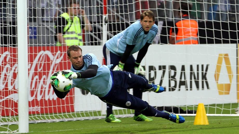 Manuel Neuer (li.) und René Adler sind derzeit die Nummer eins und zwei der deutschen Nationalmannschaft. Manuel Neuer (li.) und René Adler sind derzeit die Nummer eins und zwei der deutschen Nationalmannschaft.