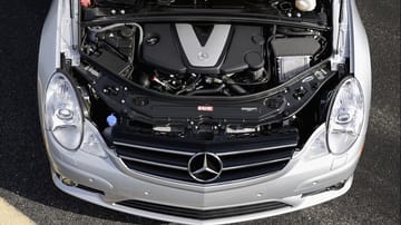 Um die strengen Euro-6-Abgasnormen zu erfüllen setzen Hersteller wie Mercedes bei einigen Diesel-Fahrzeugen den Harnstoff AdBlue ein.