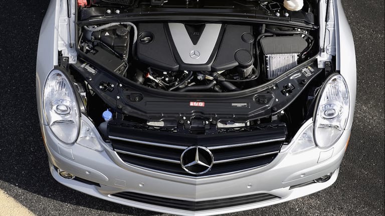 Um die strengen Euro-6-Abgasnormen zu erfüllen setzen Hersteller wie Mercedes bei einigen Diesel-Fahrzeugen den Harnstoff AdBlue ein.