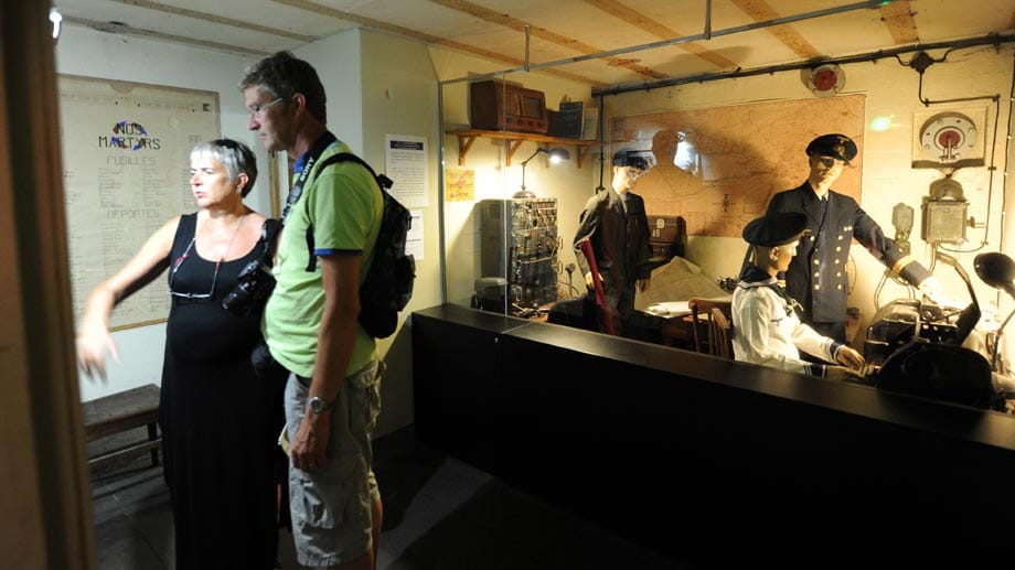 Besucher bestaunen den Bunker für deutsche U-Boote in La Rochelle.