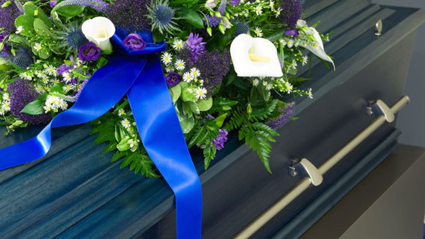 Für eine Beerdigung eignen sich helle Blumen